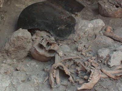 Aufsehen erregender Fund: Wissenschaftler der Uni Bonn entdeckten in einer künstlichen Höhle der früheren Maya-Stadt Uxul die Reste zerstückelter Körper.