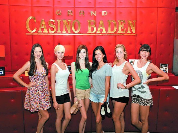 Gut gelaunte Missen bei den Proben im Casino Baden: Sarah Oberhauser (Miss Steiermark), Sarah Pils (Miss Niederösterreich), Angelika Albrecht (Miss Vorarlberg), Michelle-Monique Gotal (Vizemiss Vorarlberg), Tanja Doppelreiter (Miss Kärnten) und Ena Kadic (Vizemiss Tirol, v. l.). Gut gelaunte Missen bei den Proben im Casino Baden: Sarah Oberhauser (Miss Steiermark), Sarah Pils (Miss Niederösterreich), Angelika Albrecht (Miss Vorarlberg), Michelle-Monique Gotal (Vizemiss Vorarlberg), Tanja Doppelreiter (Miss Kärnten) und Ena Kadic (Vizemiss Tirol, v. l.).