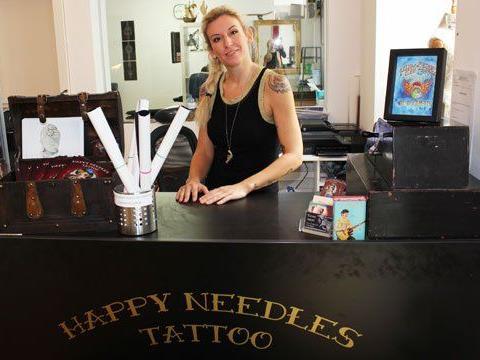 Tattoo-Künstlerin Monika Weber in ihrem Studio "Happy Needles".