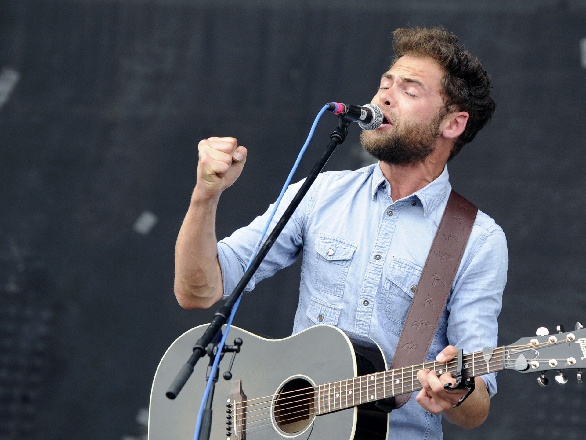 Der britische Sänger Mike Rosenberg (Passenger) während eines Konzertes auf der "Blue Stage" Bühne im Rahmen des "Nova Rock 2013" Festivals Der britische Sänger Mike Rosenberg (Passenger) während eines Konzertes auf der "Blue Stage" Bühne im Rahmen des "Nova Rock 2013" Festivals