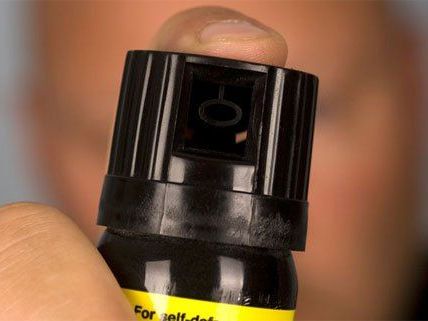 Die junge Frau wurde mit einem Pfefferspray attackiert. Die junge Frau wurde mit einem Pfefferspray attackiert.