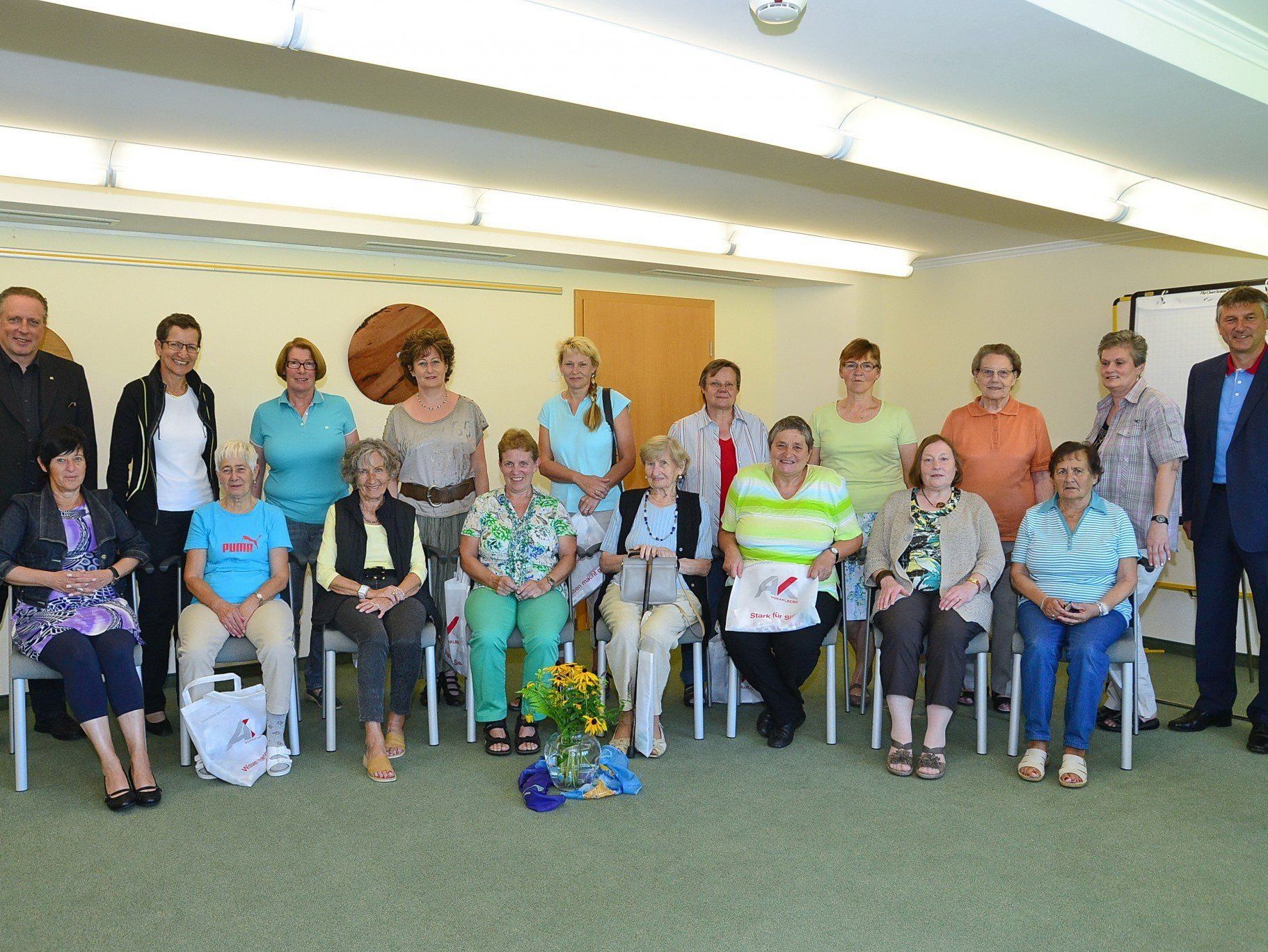LR Schmid, AK-Präsident Hämmerle und VGKK-Obmann Brunner zu Besuch bei pflegenden Angehörigen im Rossbad Krumbach. LR Schmid, AK-Präsident Hämmerle und VGKK-Obmann Brunner zu Besuch bei pflegenden Angehörigen im Rossbad Krumbach.