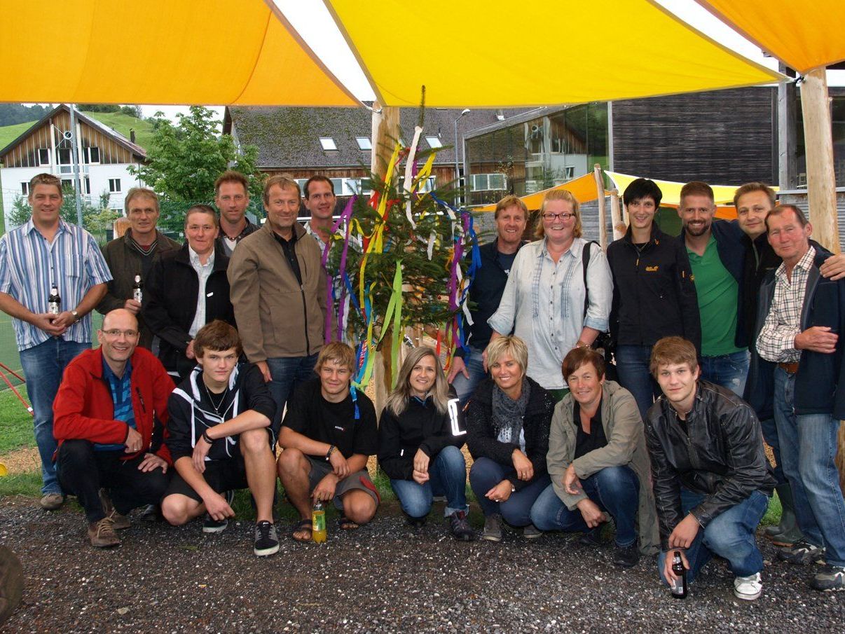 Firstfeier am neuen Spielplatz mit Ehrenamtlichen und Bürgermeister Georg Moosbrugger. Firstfeier am neuen Spielplatz mit Ehrenamtlichen und Bürgermeister Georg Moosbrugger.
