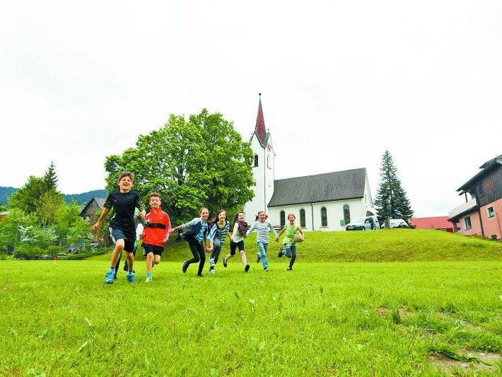 Nicht nur die Kinder verbringen gern ihre Freizeit auf dem Sportplatz mitten im Dorf. Hier treffen sich Jung und Alt. Nicht nur die Kinder verbringen gern ihre Freizeit auf dem Sportplatz mitten im Dorf. Hier treffen sich Jung und Alt.