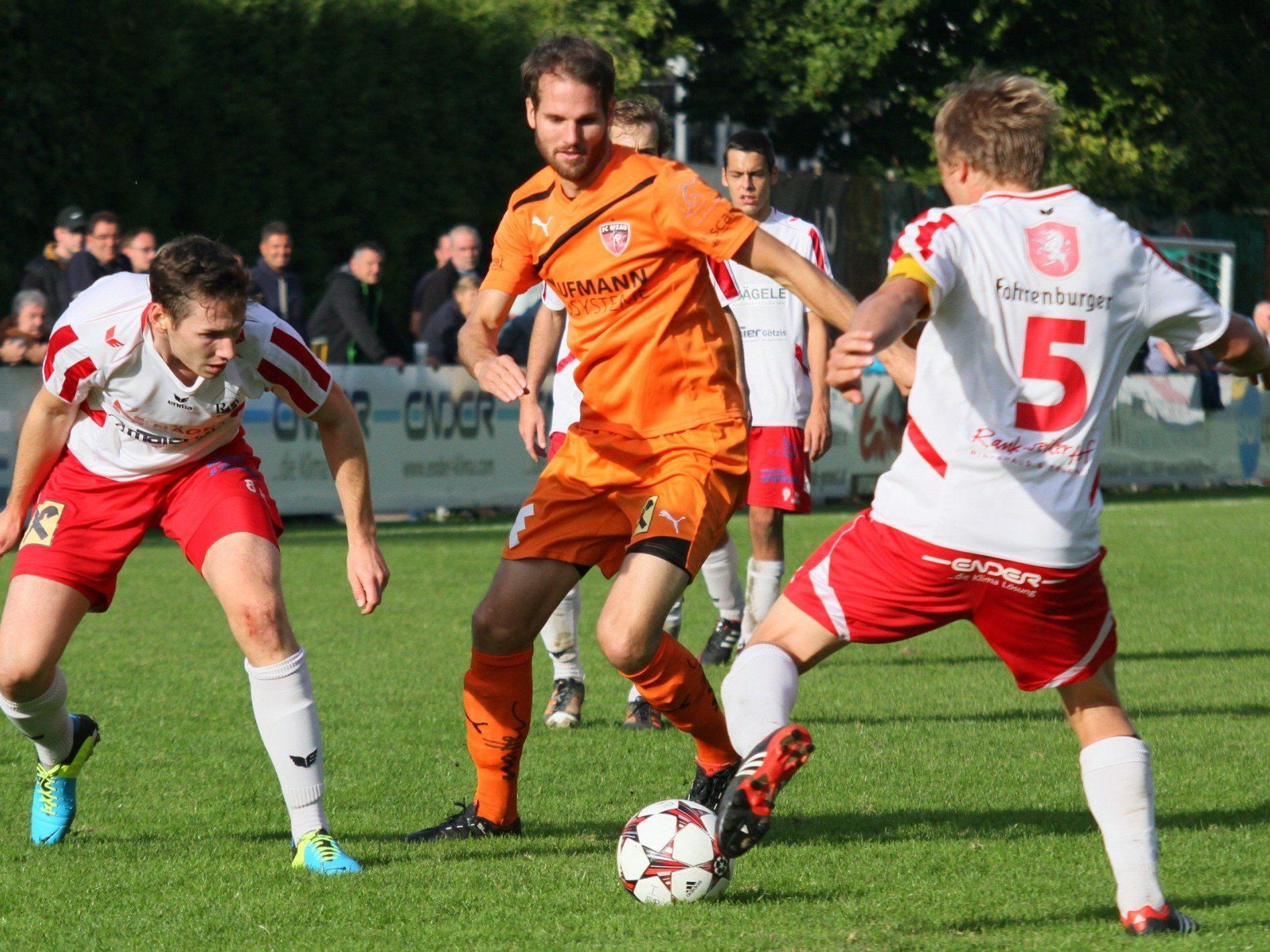 Stefan Knünz (Mitte) schoss im Auswärtsspiel in Rankweil das 2:0 für Bizau. Stefan Knünz (Mitte) schoss im Auswärtsspiel in Rankweil das 2:0 für Bizau.