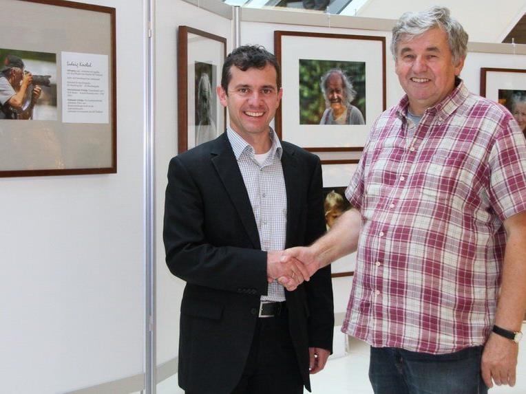 Rankweil Bürgermeister Martin Summer hat die Fotoausstellung Best of Luggi Knobel im Vinomnacenter eröffnet.