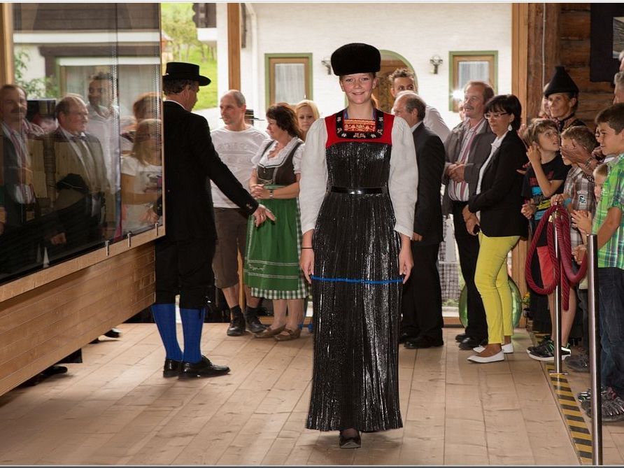 stolz präsentierten die "Models" die wertvollen Trachten stolz präsentierten die "Models" die wertvollen Trachten