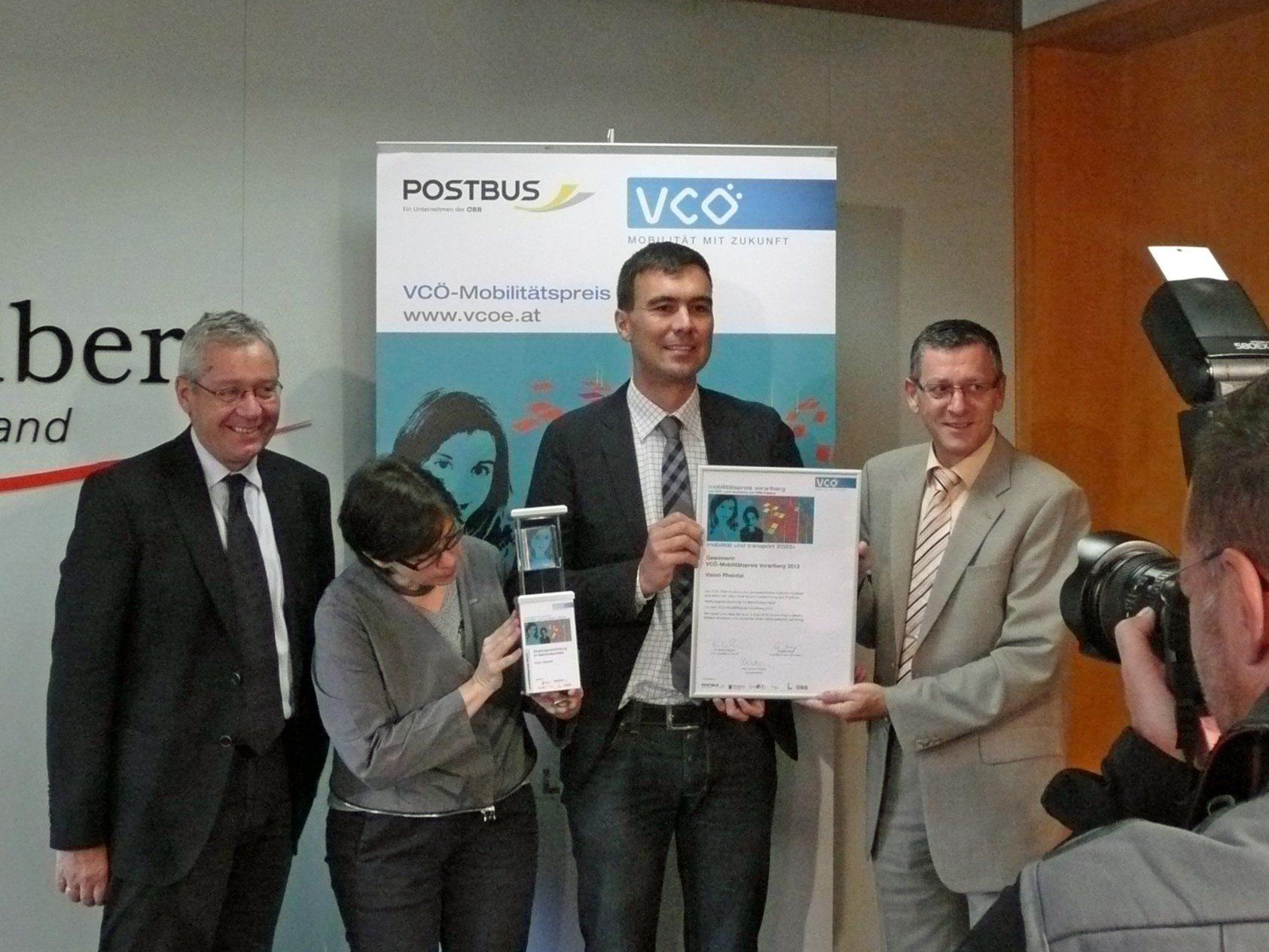 Gemeinsam mit Landesstatthalter Rüdisser und ÖBB-Postbus-Regionalmanager Mayer überreichte VCÖ-Expertin Bettina Urbanek den Preis an Projektleiter Martin Assmann.