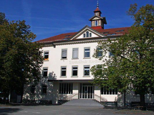 Die Volksschule Kirchdorf in Lustenau wurde von der Polizei vollkommen abgeriegelt.
