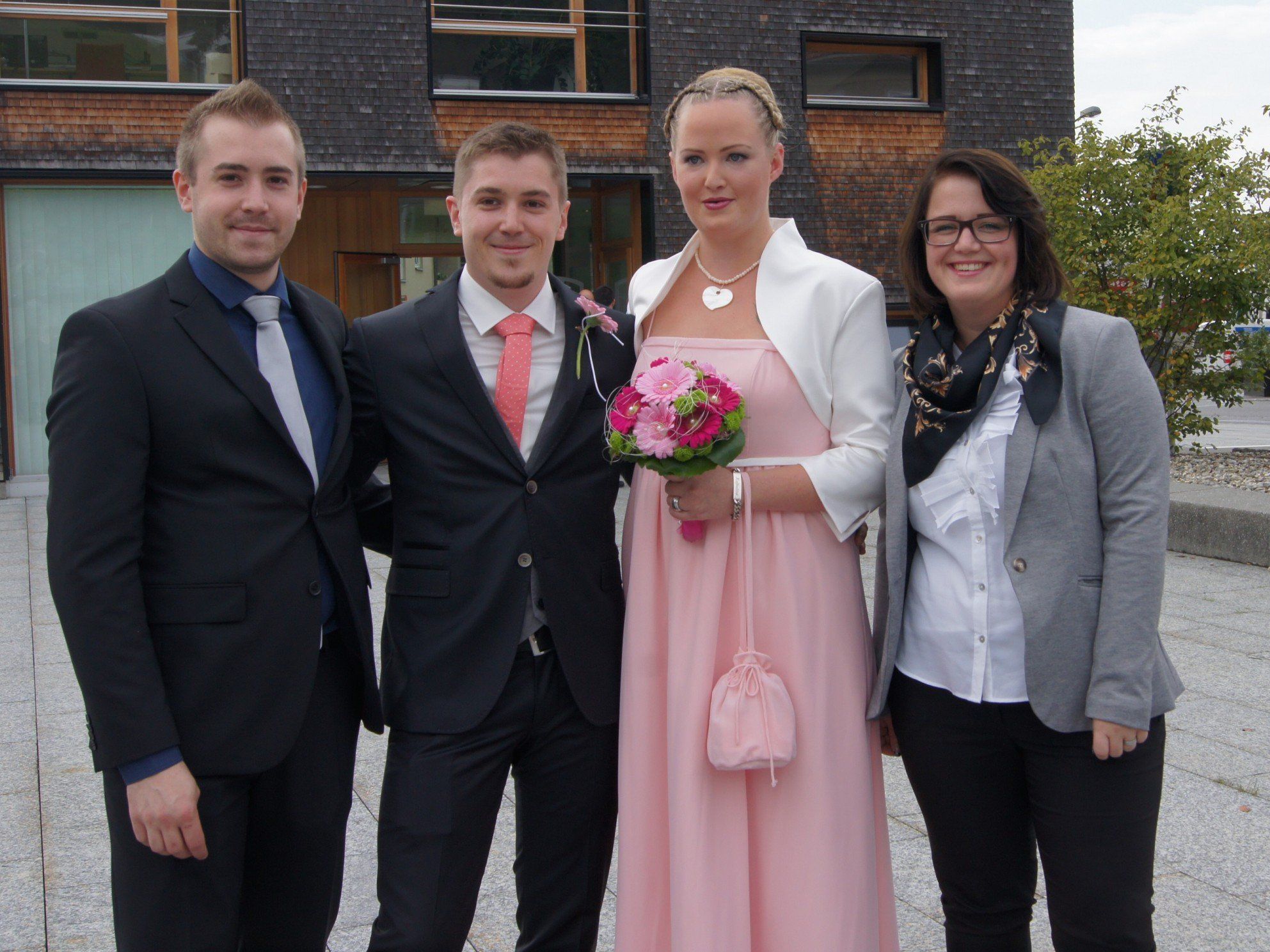 Das Brautpaar mit den Trauzeugen beim Standesamt Schwarzach Das Brautpaar mit den Trauzeugen beim Standesamt Schwarzach