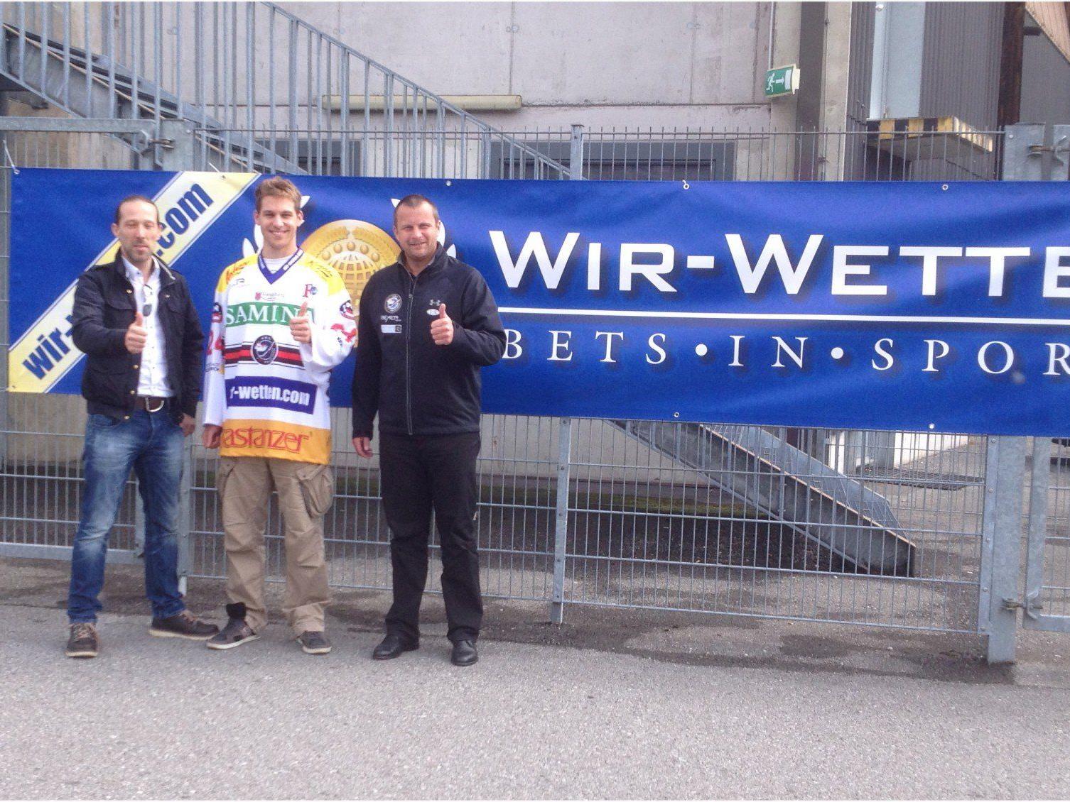 VEU Feldkirch Geschäftsführer Michael Lampert mit dem neuen Sponsor und VEU-Spieler Draschkowitz.