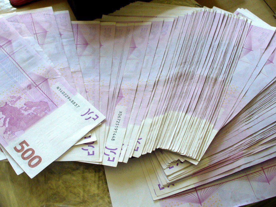 Bei einer Kontrolle fanden die Zollbeamten 50.000 Euro in der Handtasche einer Seniorin.