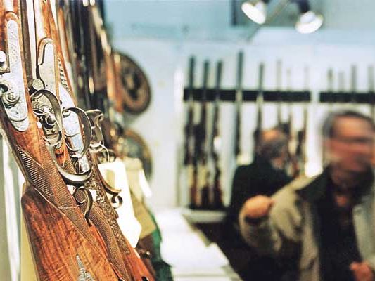 Gewehre auf der Jagdmesse. Jäger wollen keinen „Psychotest“. Gewehre auf der Jagdmesse. Jäger wollen keinen „Psychotest“.