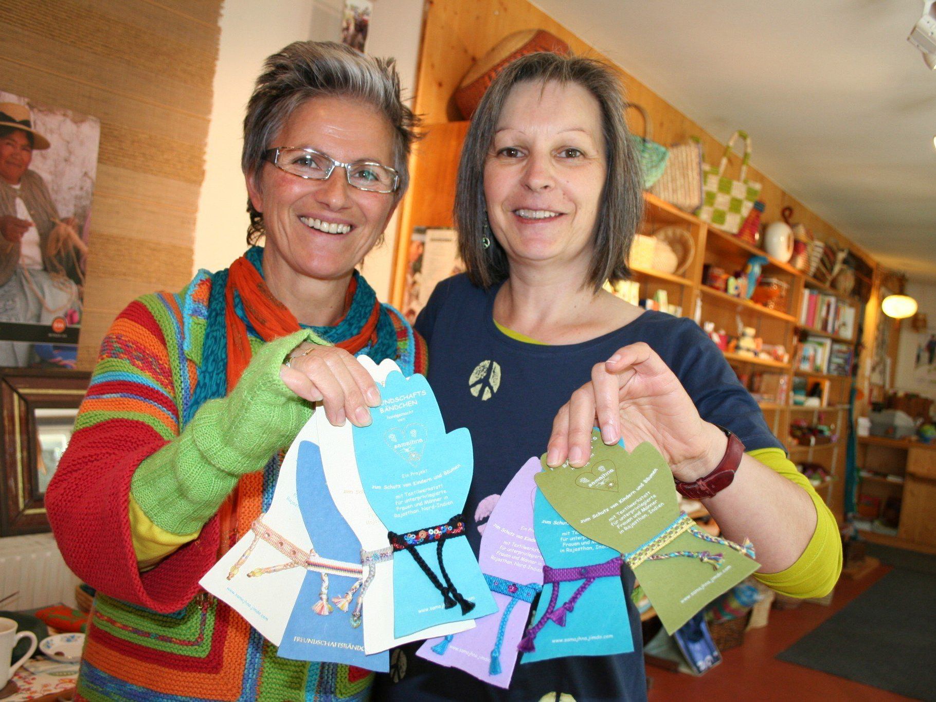 Auch handgearbeitete (unbestickte) Freundschaftsbändchen sind im Weltladen Mäder erhältlich. (Im Bild: Margit Maitz und Sabine Morscher). Auch handgearbeitete (unbestickte) Freundschaftsbändchen sind im Weltladen Mäder erhältlich. (Im Bild: Margit Maitz und Sabine Morscher).