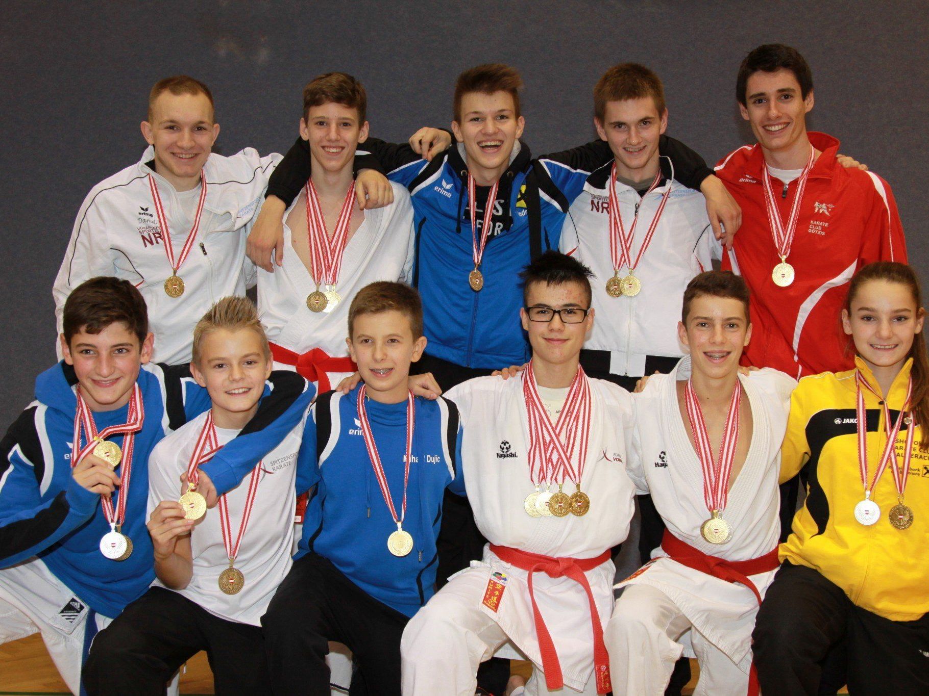 Vorarlbergs Nachwuchs-Karateka räumten bei den österreichischen Titielkämpfen in Wien groß ab. Vorarlbergs Nachwuchs-Karateka räumten bei den österreichischen Titielkämpfen in Wien groß ab.
