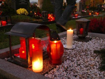 Zu Allerheiligen investieren die Österreicher ihr Geld in Grab-Dekoration. Zu Allerheiligen investieren die Österreicher ihr Geld in Grab-Dekoration.