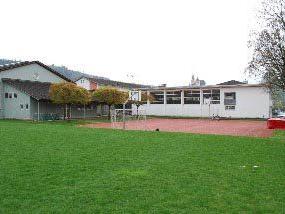 Der alte Gymnastiksaal (rechts) bei der Mittelschule wird durch eine Sporthalle ersetzt. Der vergleichsweise neue Turnsaal (links) bleibt bestehen.