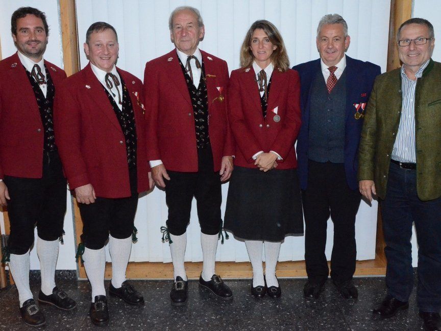 Die geehrten Musikanten mit Obmann und Bürgermeister Die geehrten Musikanten mit Obmann und Bürgermeister