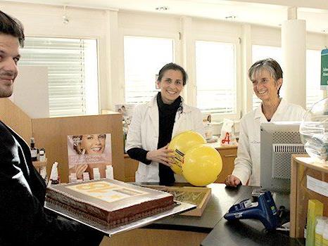 Die Mitarbeiterinnen der Nibelungen-Apotheke in Hohenems freuten sich über eine VOL.AT-Torte