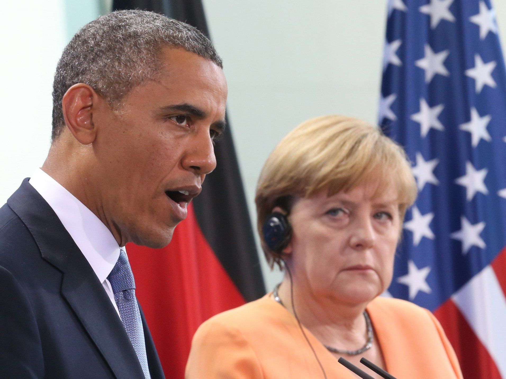 Medien: Merkel seit 2002 abgehört - Obama entschuldigte sich in Handy-Affäre. Medien: Merkel seit 2002 abgehört - Obama entschuldigte sich in Handy-Affäre.