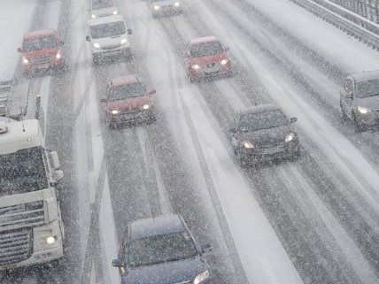 Der plötzliche Wintereinbruch in Tirol und Salzburg führte zu zahlreichen Behinderungen. Der plötzliche Wintereinbruch in Tirol und Salzburg führte zu zahlreichen Behinderungen.