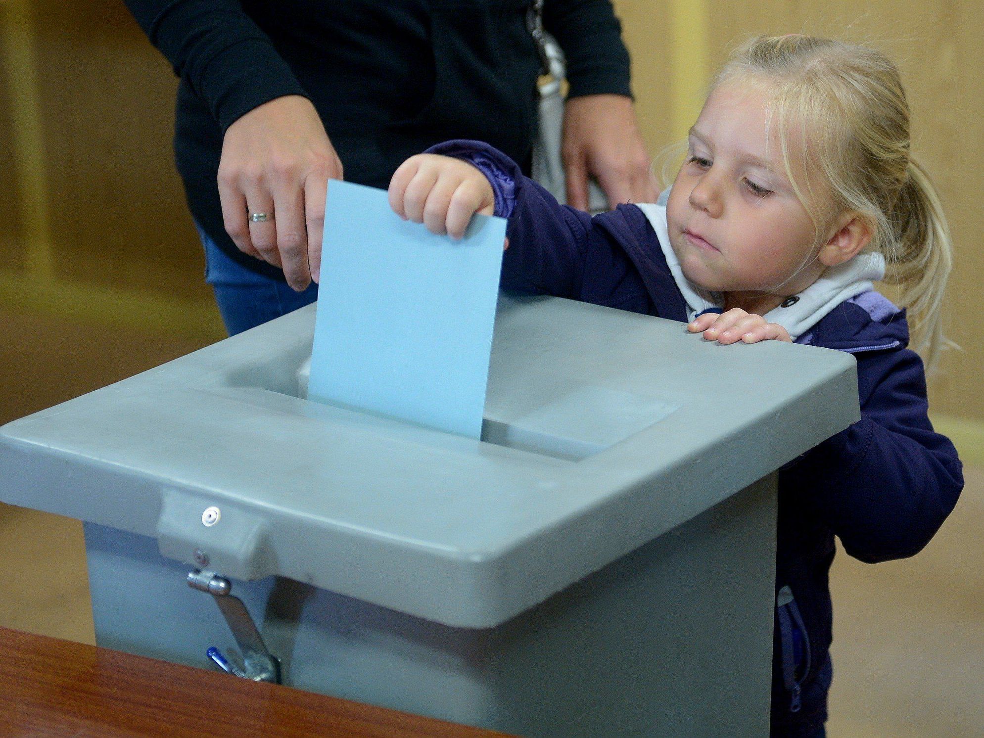Die Vorarlberger Parteien befürworten die Einführung von Politischer Bildung als eigenständiges Schulfach ab der 7. Schulstufe. Die Vorarlberger Parteien befürworten die Einführung von Politischer Bildung als eigenständiges Schulfach ab der 7. Schulstufe.