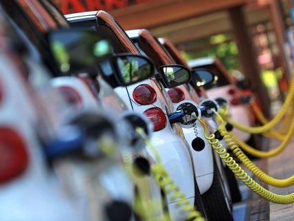 Bis Ende 2015 sollen in Wien 300 weitere Strom-Tankstellen kommen. Bis Ende 2015 sollen in Wien 300 weitere Strom-Tankstellen kommen.