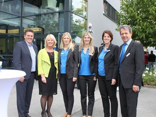Bürgermeister Christian Natter mit Lydia Huemer, Dr. Bianca Huemer, Dr. Vera Huemer-Marquart, Dr. Iris Gollmitzer, MSc. und Dr. Peter Huemer Bürgermeister Christian Natter mit Lydia Huemer, Dr. Bianca Huemer, Dr. Vera Huemer-Marquart, Dr. Iris Gollmitzer, MSc. und Dr. Peter Huemer
