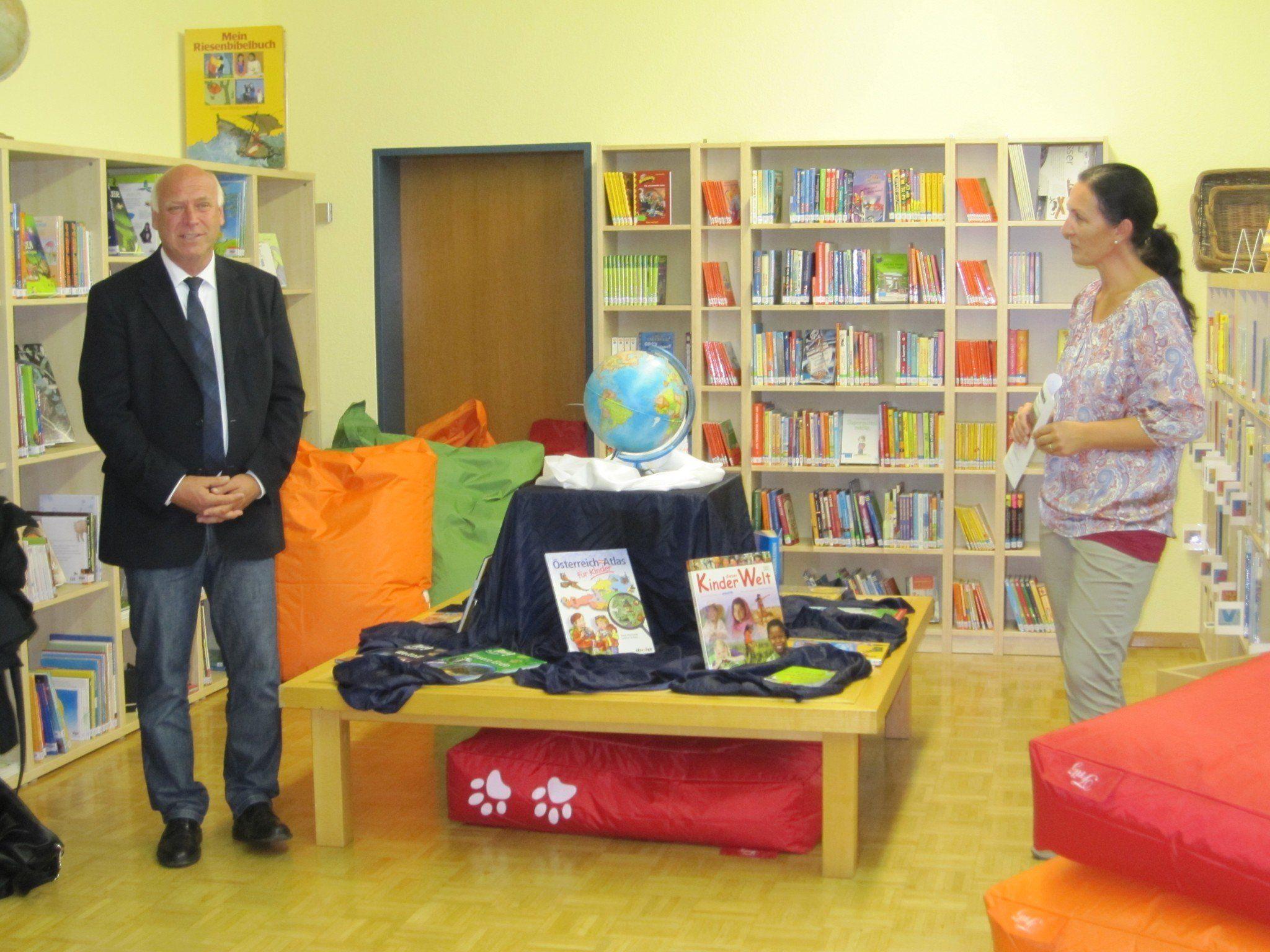 Bürgermeister Burkhard Wachter und Direktorin Evelyn Stoiser bei der offiziellen Eröffnung der neuen Schulbibliothek