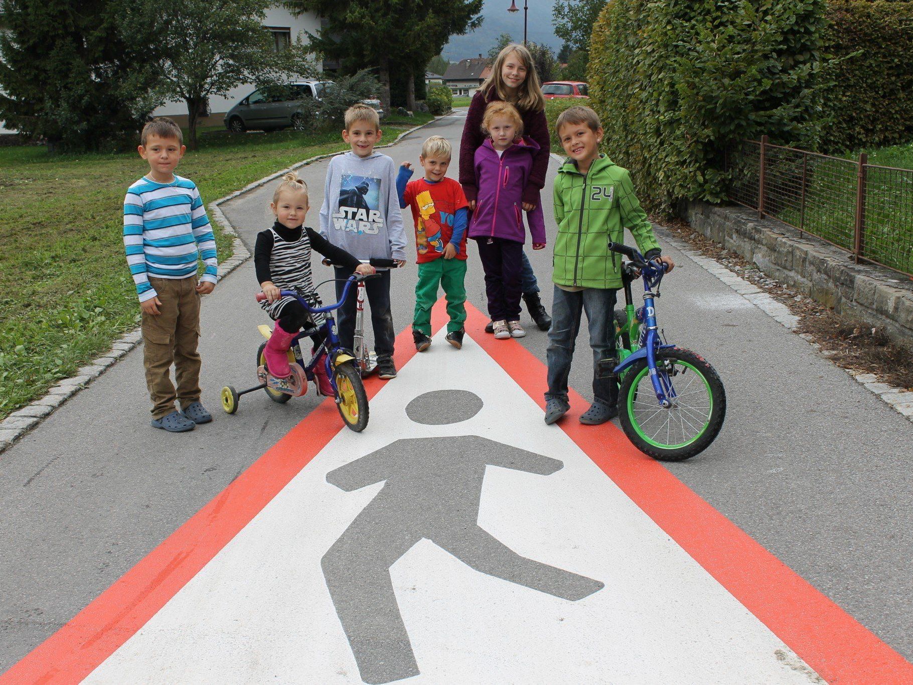 Elias, Ava, Elias, Samuel, Anna, Lea und Kevin freuen sich über die Markierung Elias, Ava, Elias, Samuel, Anna, Lea und Kevin freuen sich über die Markierung