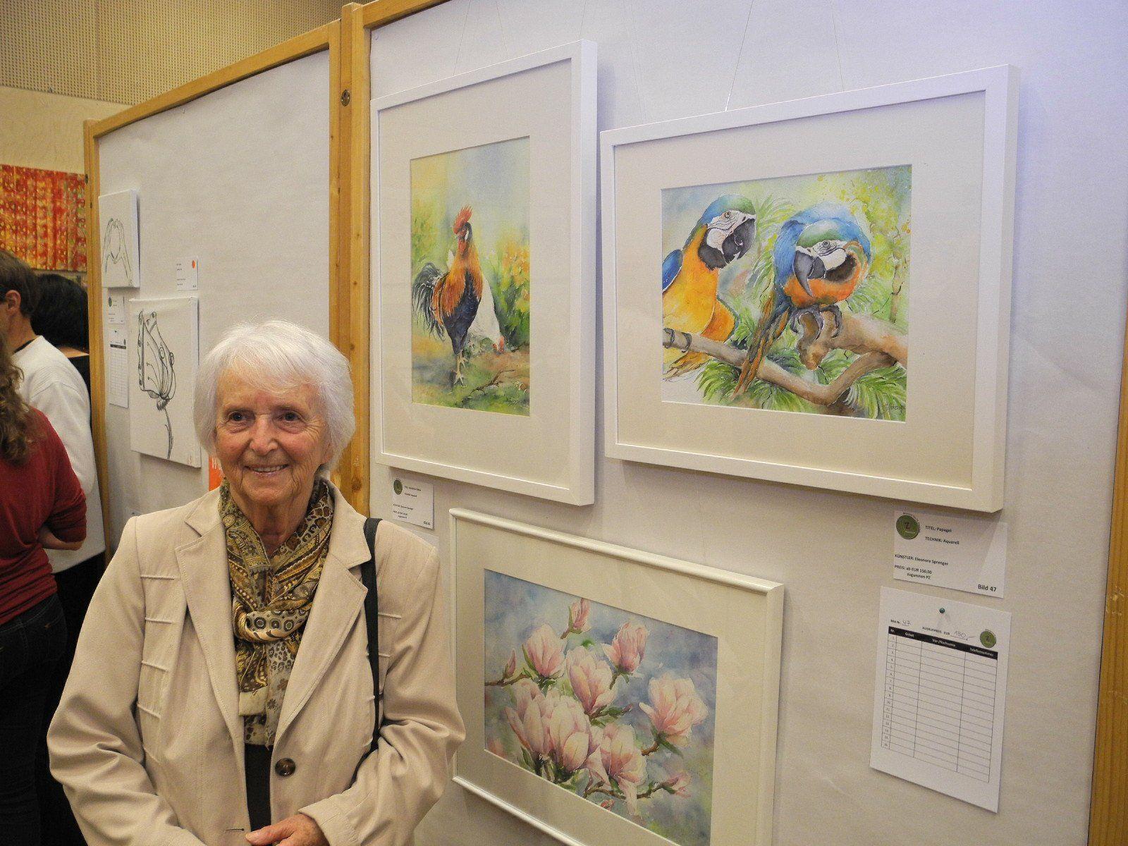Eleonoren Sprenger, die älteste Teilnehmerin der Ausstellung vor ihren wunderschönen Bildern