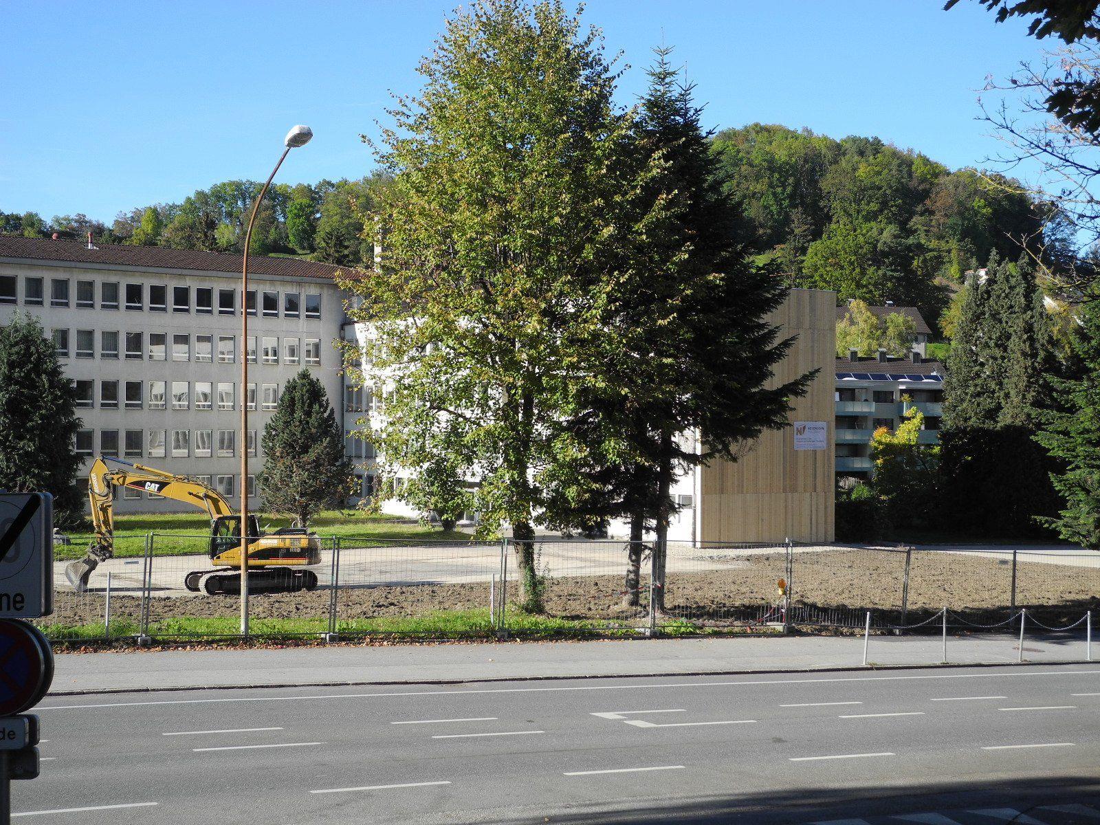 Das Gebäude der HAK/HAS ist auf diesem Foto nicht mehr zu sehen, im Hintergrund das Gebäude der Schulbrüder