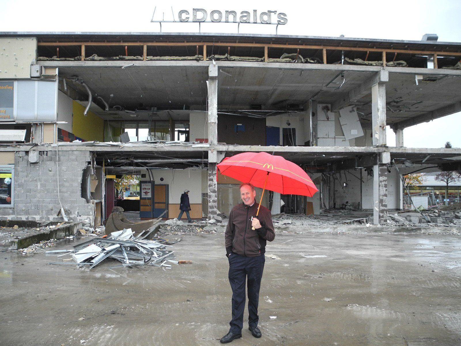 Loek Versluis, der Franchisenehmer von McDonald’s, steht vor der Ruine seines ausgehölten Restaurants