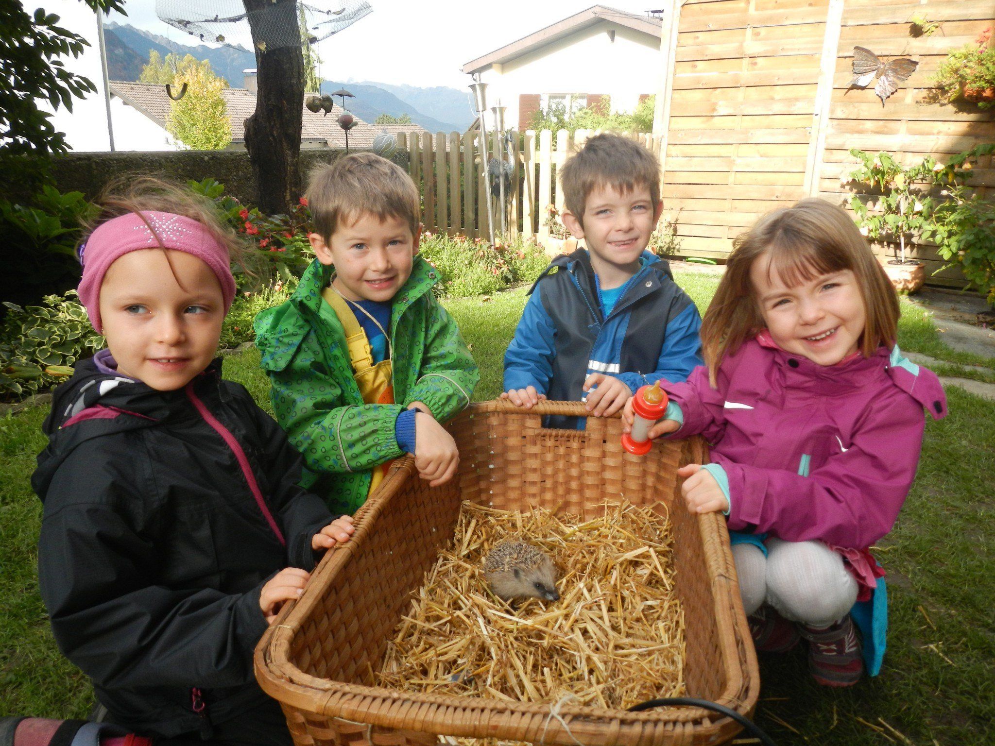 Die „Waldlüx“ vom Bludenzer Waldkindergarten zu Besuch bei Anneliese Dalpez. Die „Waldlüx“ vom Bludenzer Waldkindergarten zu Besuch bei Anneliese Dalpez.