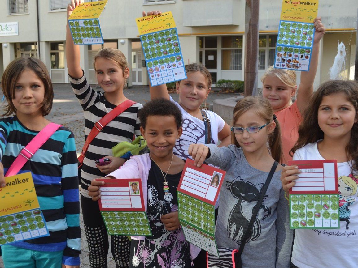 Erfolgreiche Projekte, wie „Schoolwalker", führen zur Bewusstseinsbildung von Kindern und Erwachsenen. Erfolgreiche Projekte, wie „Schoolwalker", führen zur Bewusstseinsbildung von Kindern und Erwachsenen.