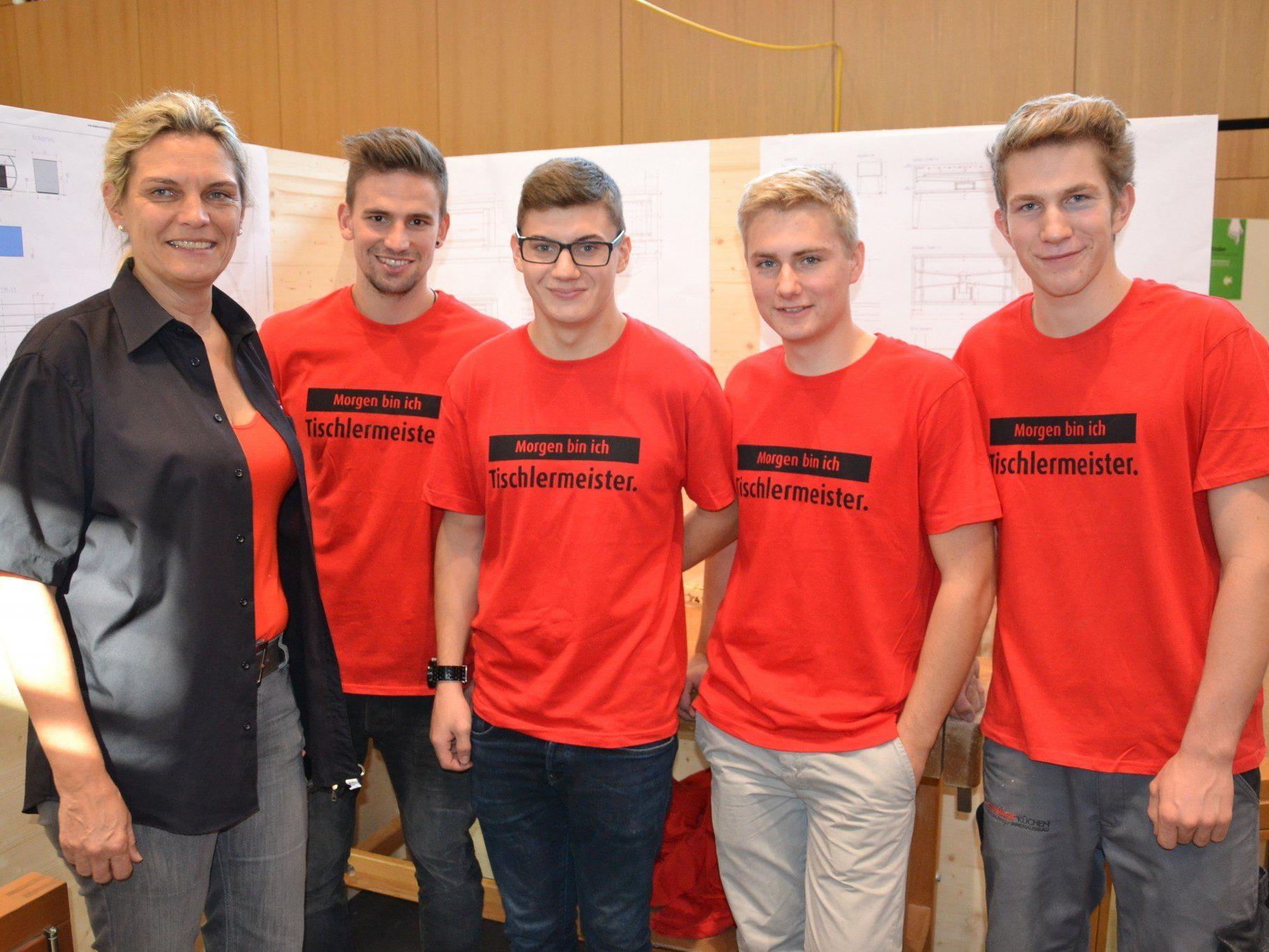 Auch die Tischlerlehrlinge waren bei der 1. Lehrlingsmesse in Altach vertreten: Gabi Längle (Tischlerei Längle), Andreas, Robin, David & Daniel