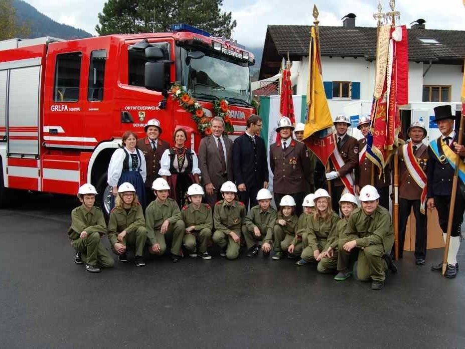 Landeshauptmann Markus Wallner gratulierte persönlich den Schrunser Floriani-Jüngern zu ihrem neuen Fahrzeug. Landeshauptmann Markus Wallner gratulierte persönlich den Schrunser Floriani-Jüngern zu ihrem neuen Fahrzeug.