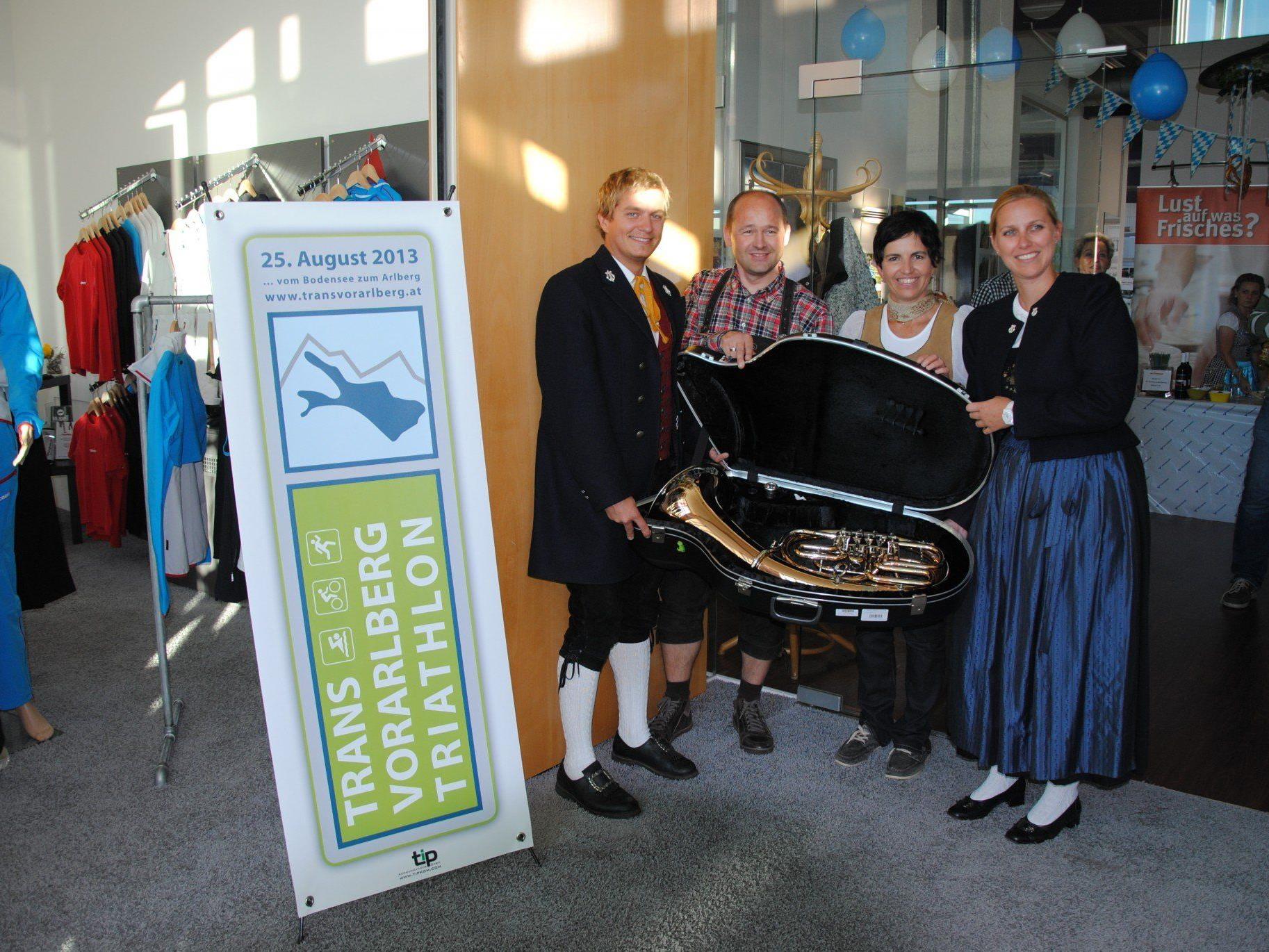 Das Radteam Vorarlberg spendet seinem Kooperationspartner Bürgermusik Nenzing ein neues Instrument.