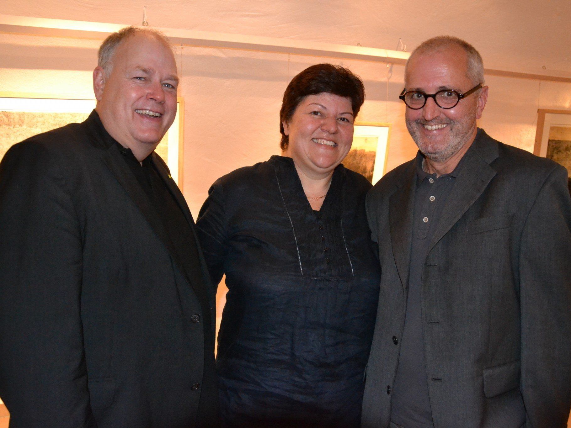 Galerist Mag. Christoph Kurzemann mit Margit und dem Künstler Norbert Pümpel Galerist Mag. Christoph Kurzemann mit Margit und dem Künstler Norbert Pümpel