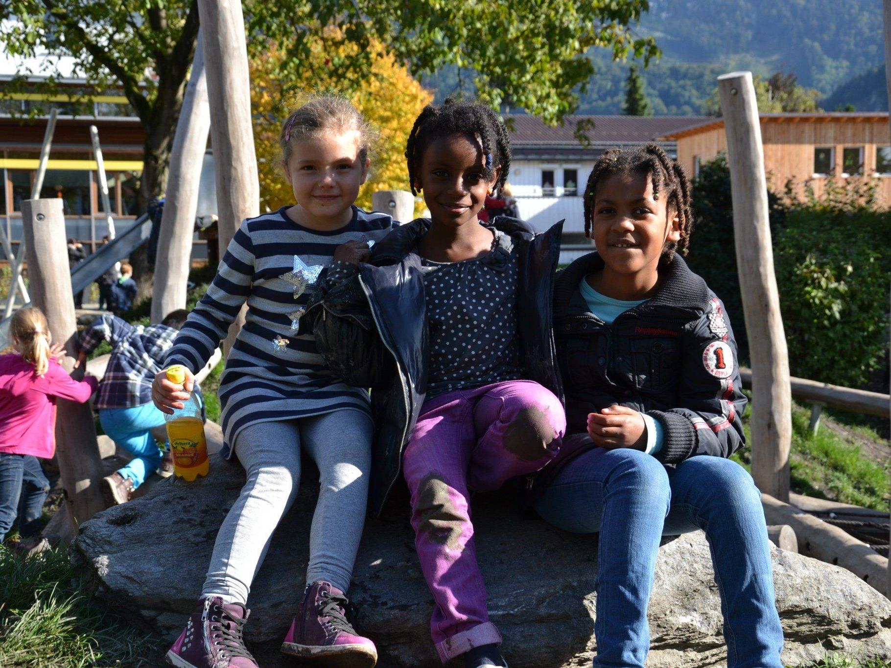 Valentina, Mirjam und Sarah genossen den Aufenthalt im neuen Pausenhof der VS Altach