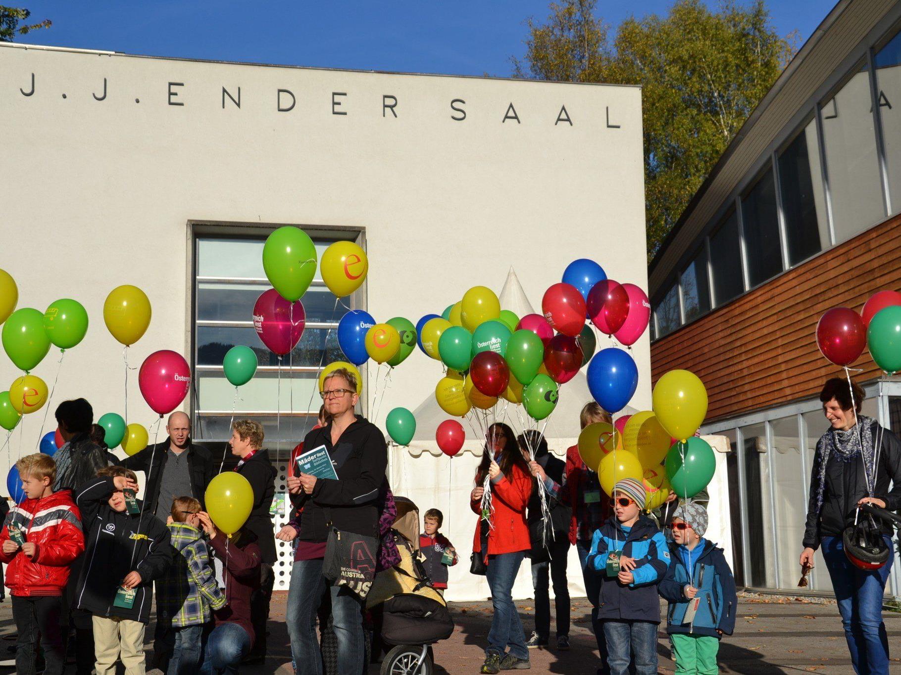 Mit dem Luftballonstart vor dem Ender Saal wurde die Aktion "Mäder liest" eröffnet!