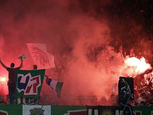 Fans mit Bengalischem Feuer im Rapid-Sektor beim Derby Fans mit Bengalischem Feuer im Rapid-Sektor beim Derby