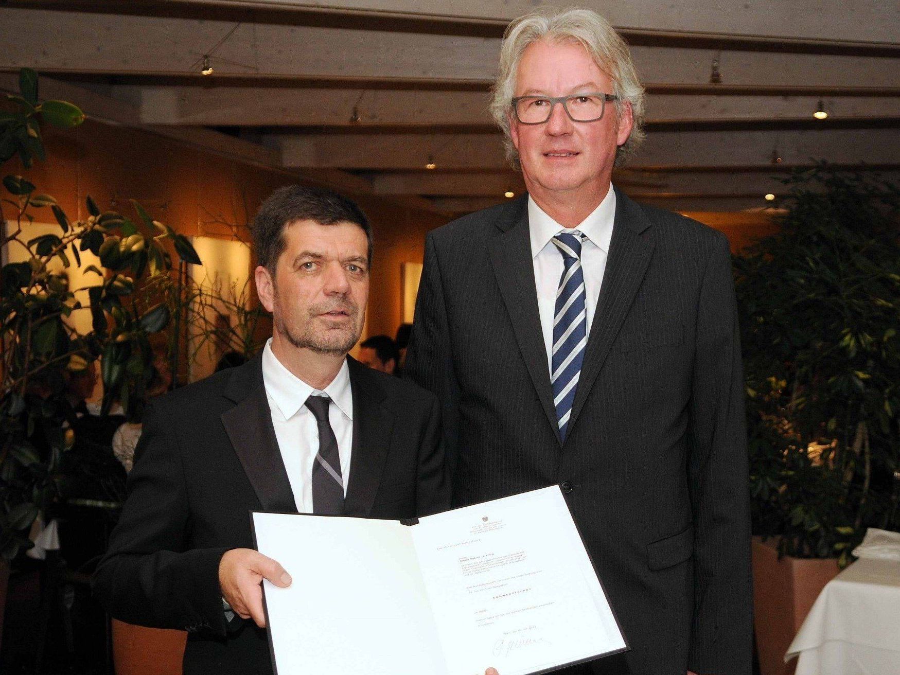 WKV-Vizepräsident Eduard Fischer überreichte KommR Dieter Lang die Verleihungsurkunde. WKV-Vizepräsident Eduard Fischer überreichte KommR Dieter Lang die Verleihungsurkunde.