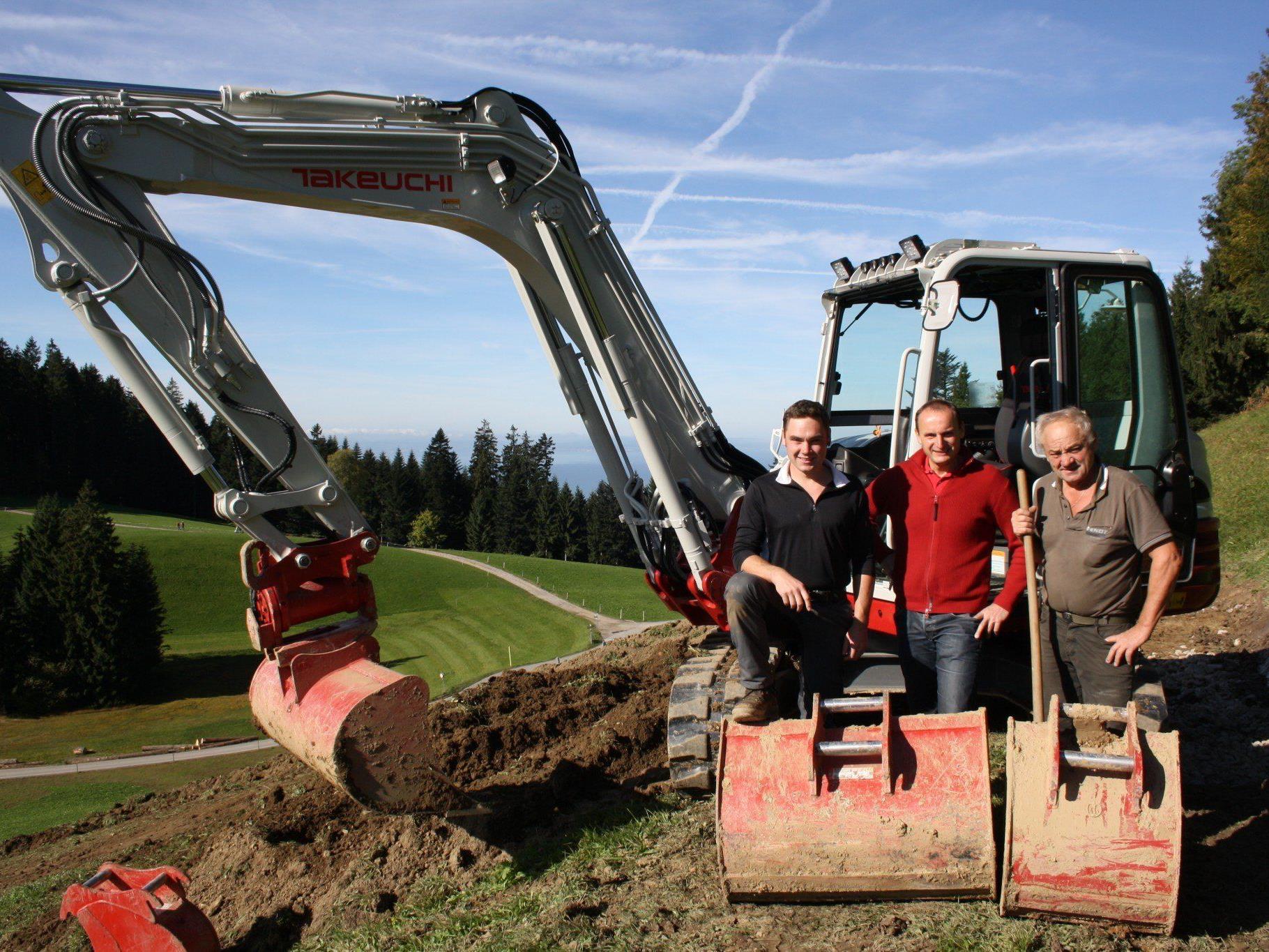 Jungunternehmer Reinhard Zürcher, Bürgermeister Alfons Rädler und Vater Peter Zürcher bei der Baustelle in Trögen.