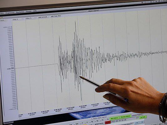 Eine Mitarbeiterin der Zentralanstalt für Meteorologie und Geodynamik (ZAMG) zeigt mit einem Kugelschreiber auf ein Erdbeben-Seismogramm