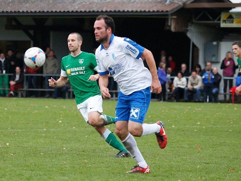 Zwei Spielertrainer im Zweikampf: Pablo Chinchilla und Dominik Visintainer. Zwei Spielertrainer im Zweikampf: Pablo Chinchilla und Dominik Visintainer.