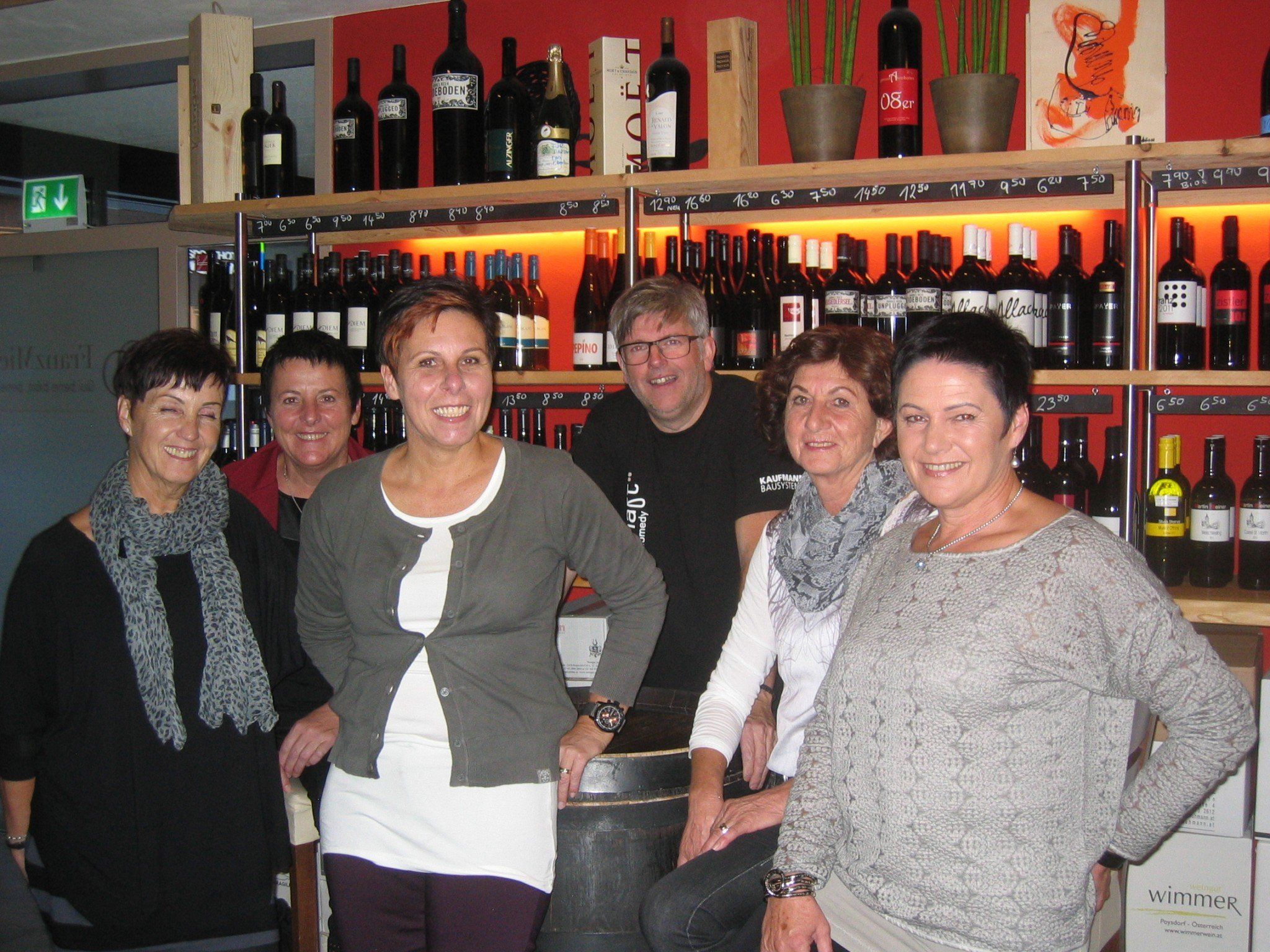 Die Jasserrunde mit ihrem Geburtstagskind und Inhaber Martin Strolz der Vinothek Die Jasserrunde mit ihrem Geburtstagskind und Inhaber Martin Strolz der Vinothek