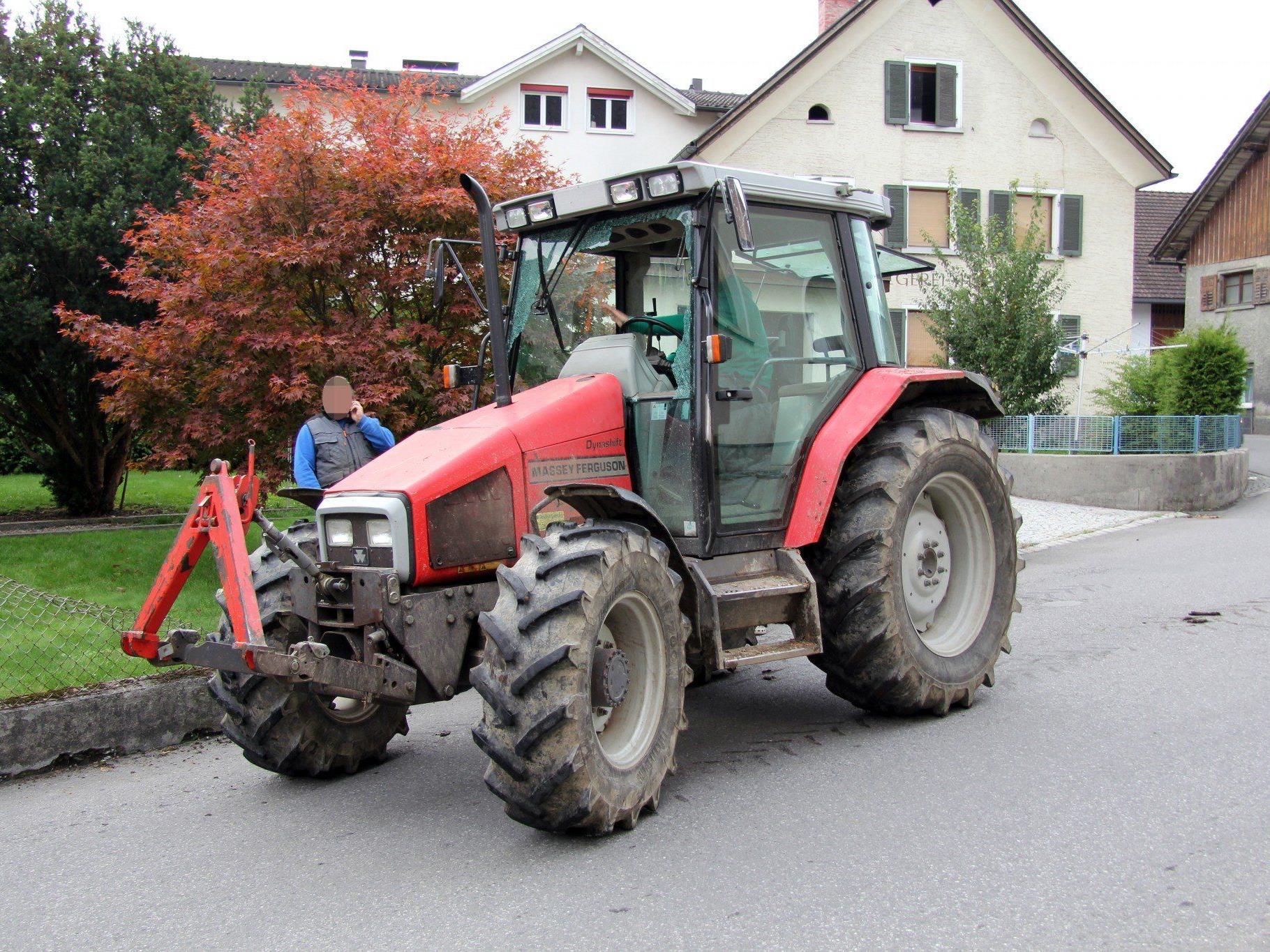Traktor fuhr in Hausgarten.