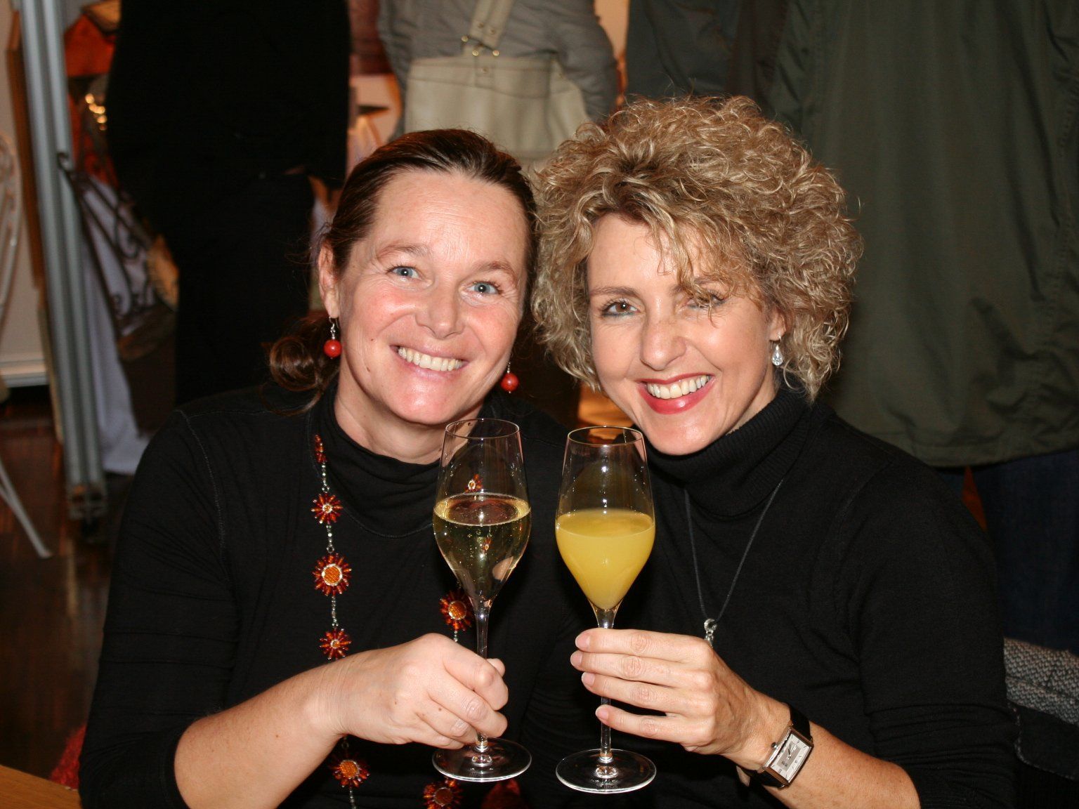 Ausstellungsbesucherinnen Angelina und Monika Ausstellungsbesucherinnen Angelina und Monika