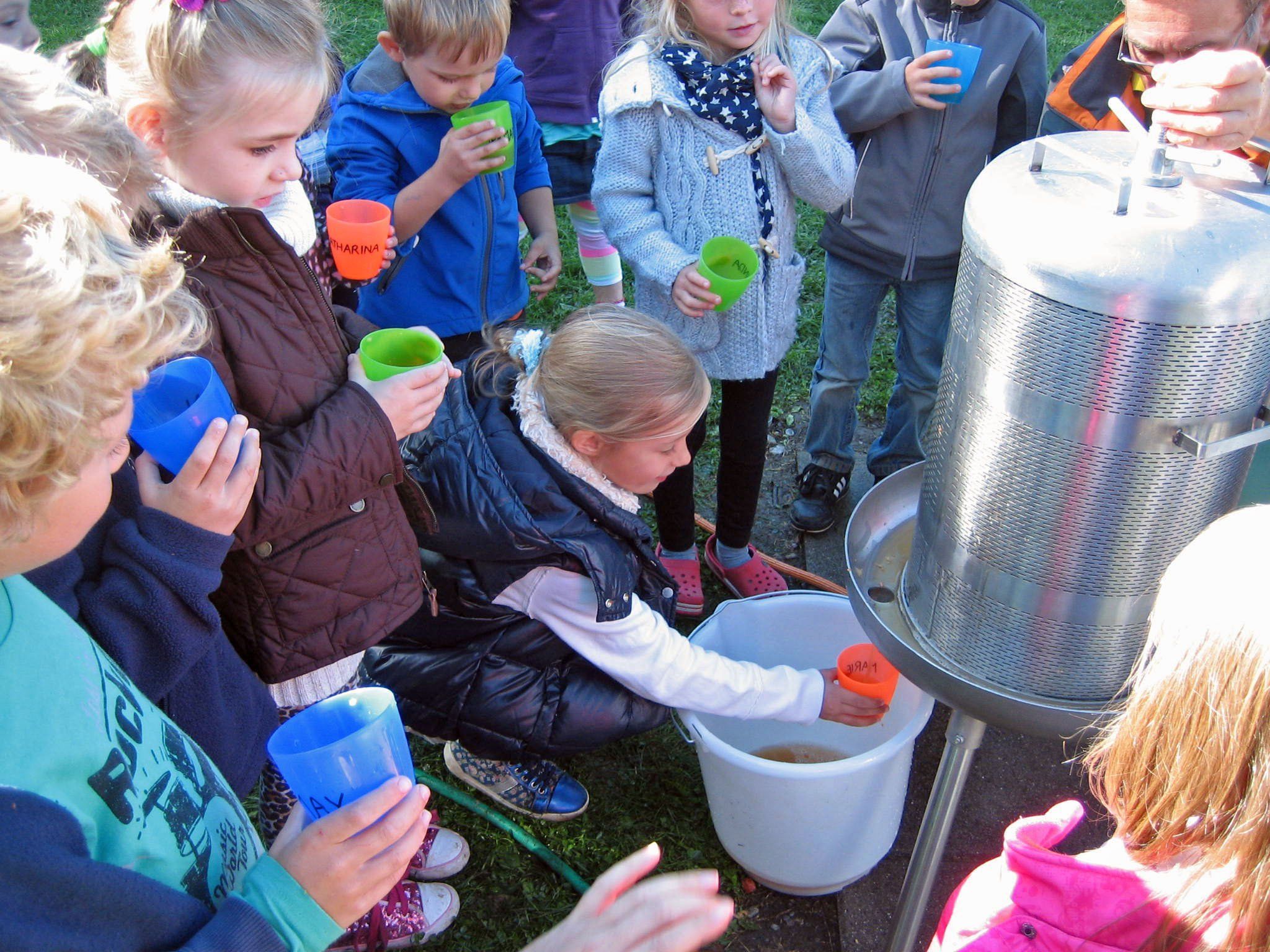 Nüziger Kinder : "Der Saft ischt aber guat!" Nüziger Kinder : "Der Saft ischt aber guat!"